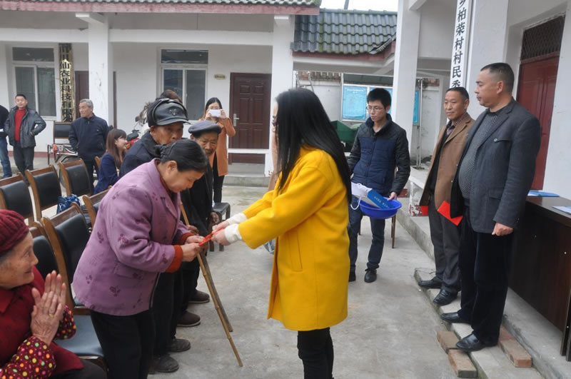 我公司領(lǐng)導(dǎo)向被幫扶對象捐贈發(fā)放慰問金 我公司領(lǐng)導(dǎo)向被幫扶對象捐贈發(fā)放慰問金