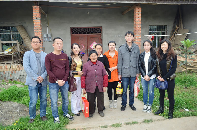 與老人留影 與老人留影