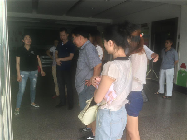 與校老師交流學校情況(曾敉密 攝) 與校老師交流學校情況(曾敉密 攝)