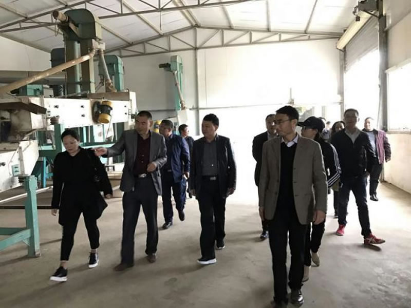 走進(jìn)大涼山，扶貧我們?cè)谛袆?dòng)